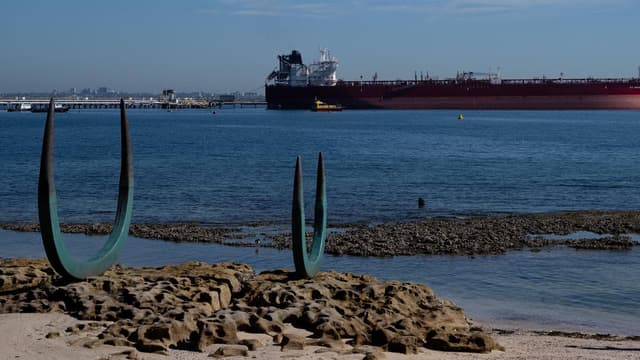 Oil slips, shares surge as Persian Gulf conflict pauses
