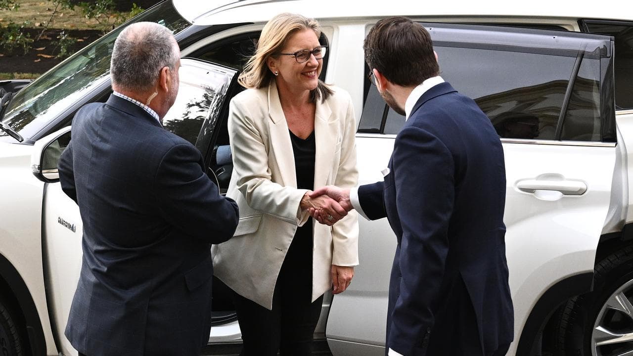 Outgoing premier urges women to follow political dreams