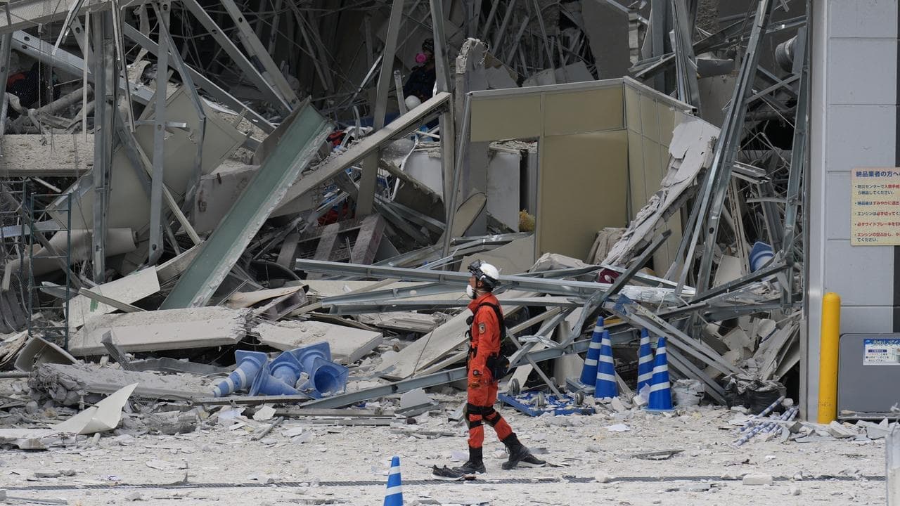 Survivors pulled from mall rubble as quake toll rises