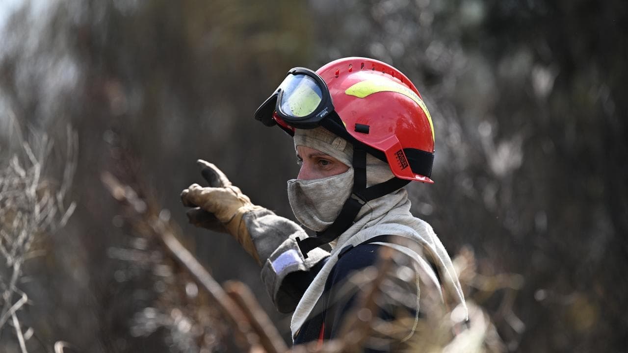 French crews battle last hot spots of monster wildfire