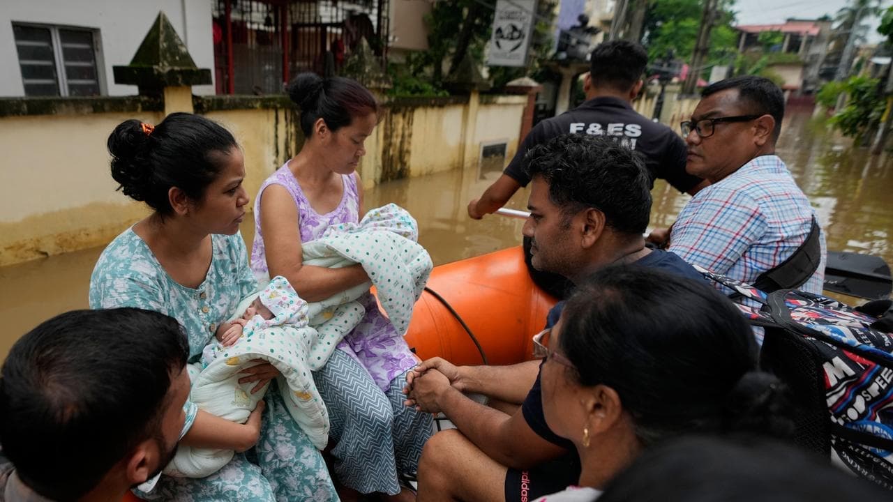 Floods kill 14, thousands displaced in southern India
