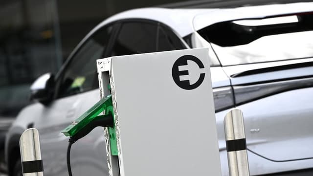 Sales surge: electric, hybrid cars drive vehicle record