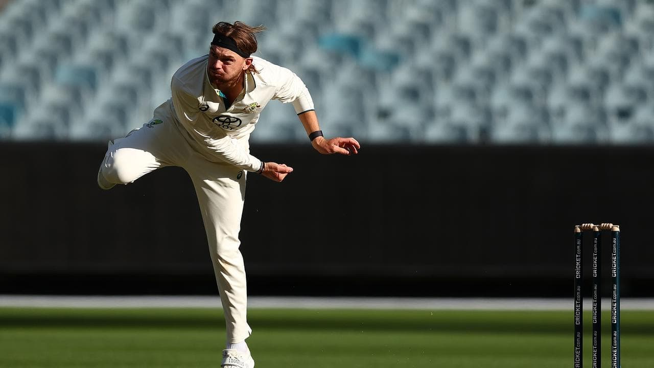 Rocchiccioli's six-wicket haul keeps heat on Lyon