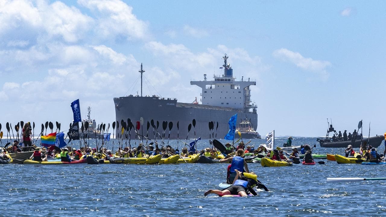 Police drop hundreds of charges over climate blockade