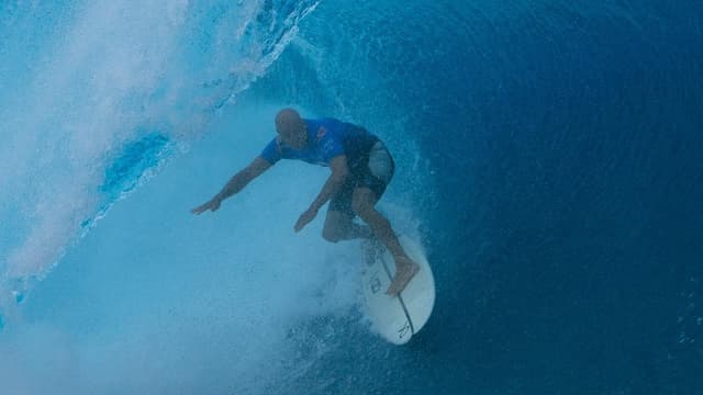 Slater makes waves with opening-round Tahiti win