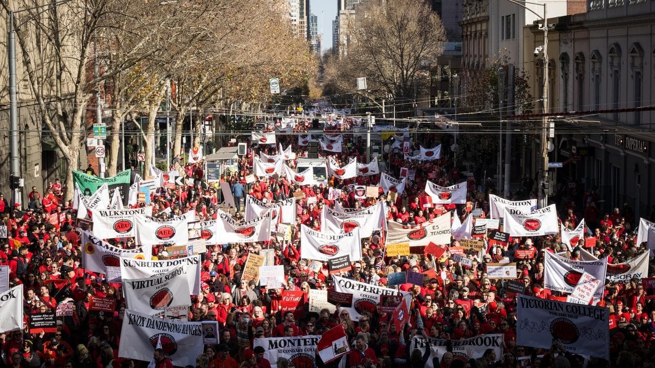 Signing bonus dangled as third teacher strike looms