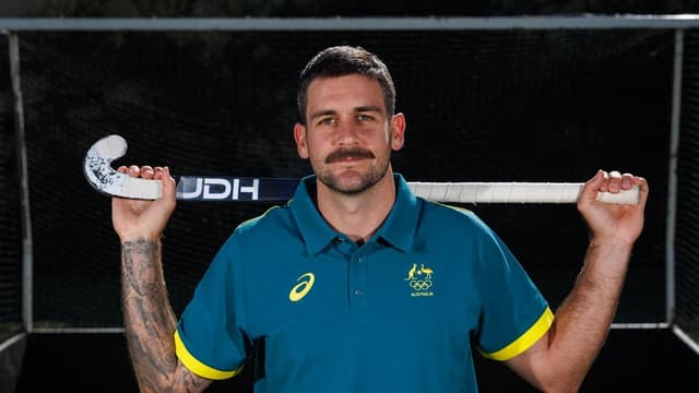 Australia hold off fast-finishing Ireland at World Cup