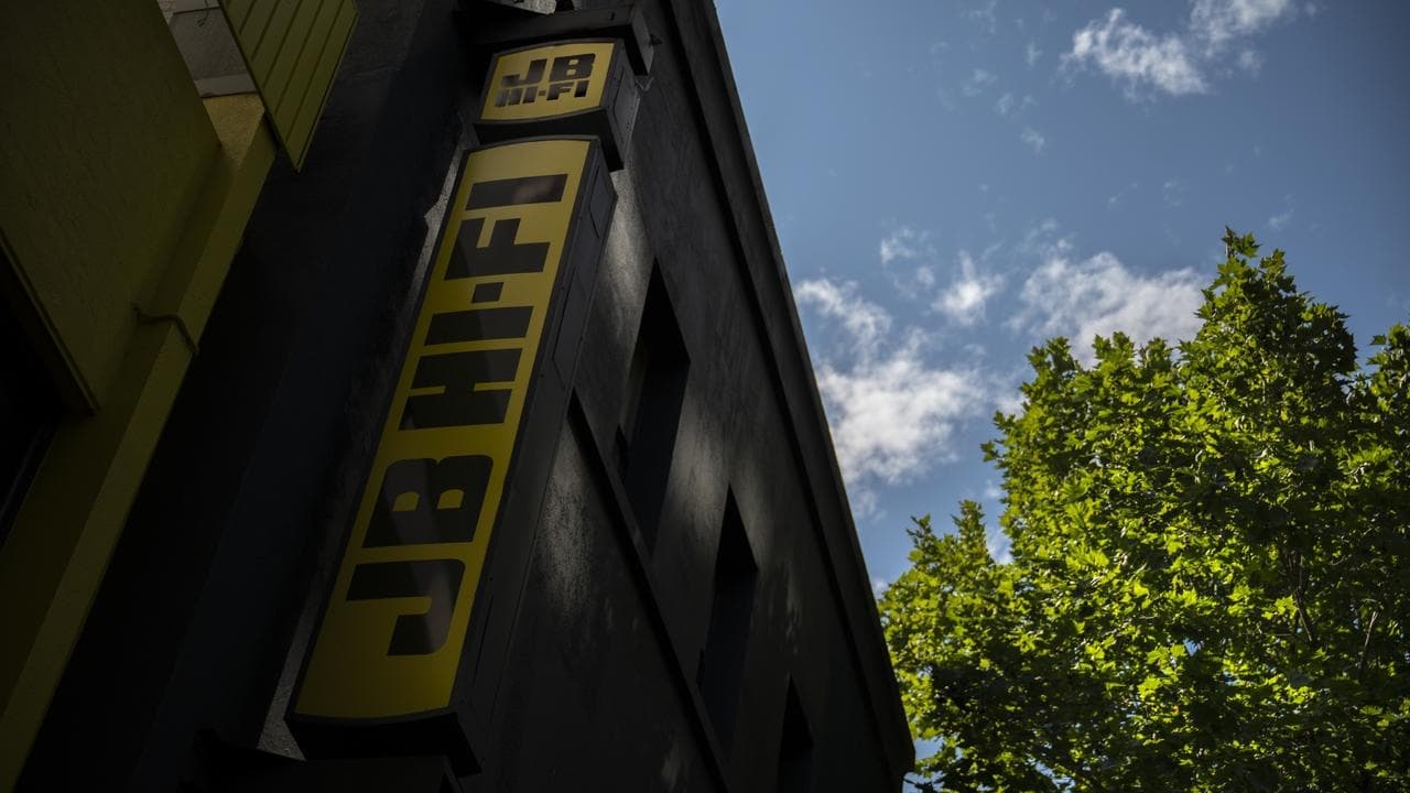 Sales drop triggers share plunge at retail bellwether