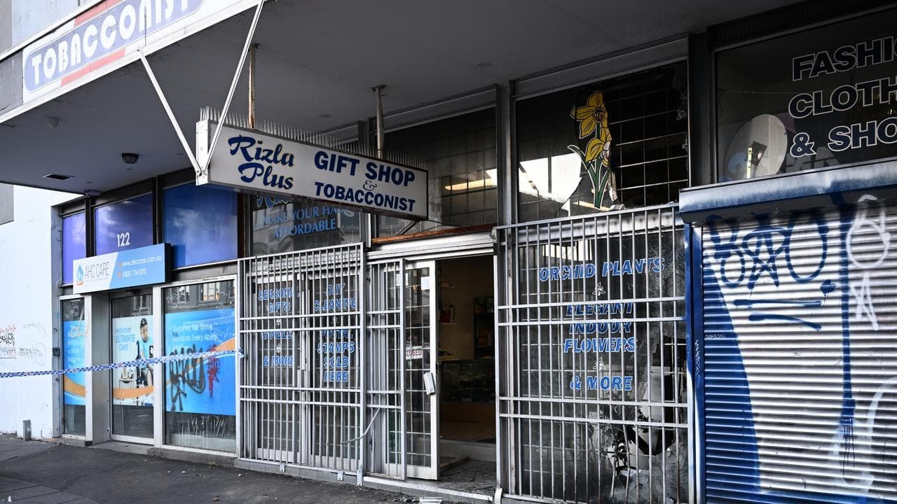 One Nation vows to bring back cheaper legal cigarettes