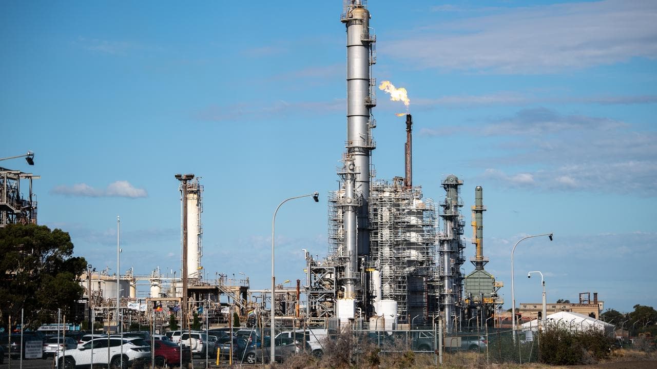 Key oil refinery long way from return to full capacity