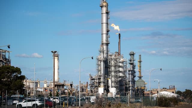 Key oil refinery long way from return to full capacity