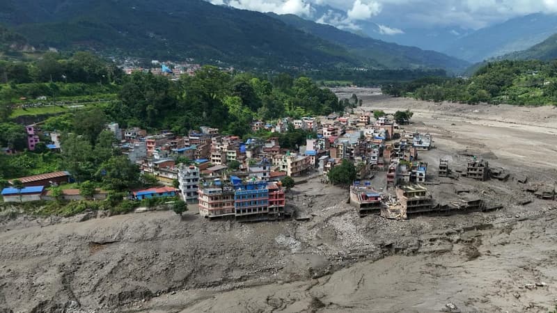 Floods kill 162 in Nepal, 34 Australians among missing