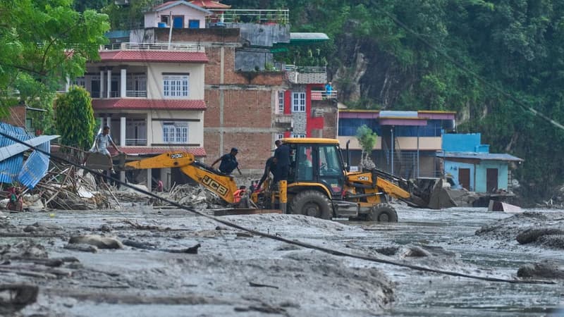 Fears for 'lovely' Australians missing in Nepal flood