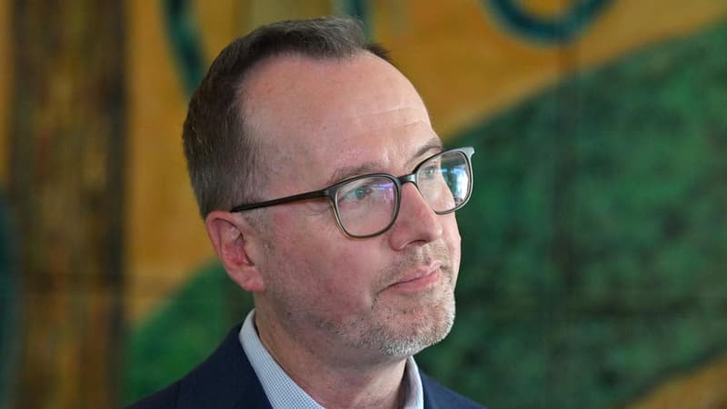 Prime minister steps in to deny refugee cuts