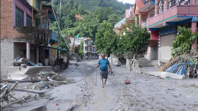 Missing Aussie makes contact as flood disaster worsens