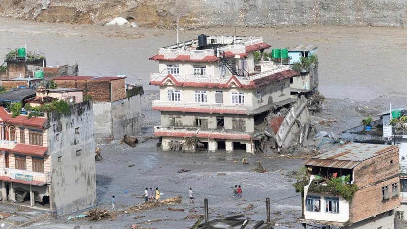 'Nothing but ruins' as Nepal floods rescue continues