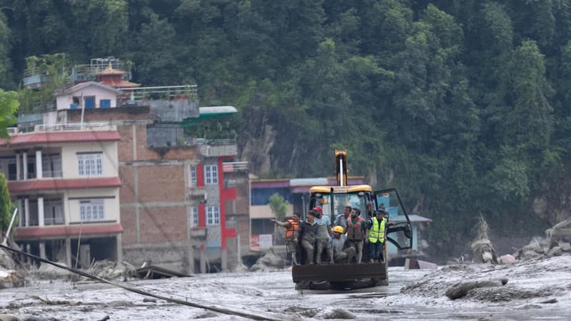 Aussie families cling to hope in Nepal flood search