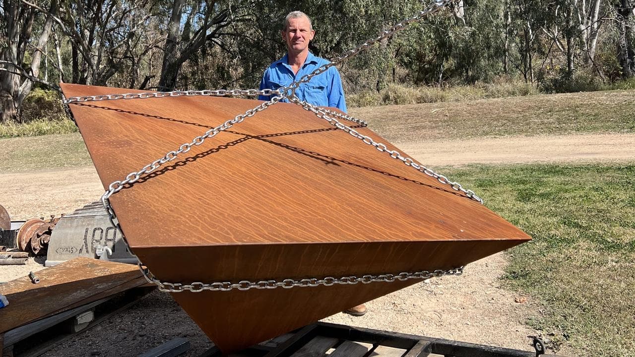 To bee or not to bee, sculptor ponders big questions