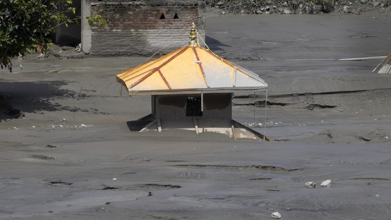 Himalayan flood death toll nears 800