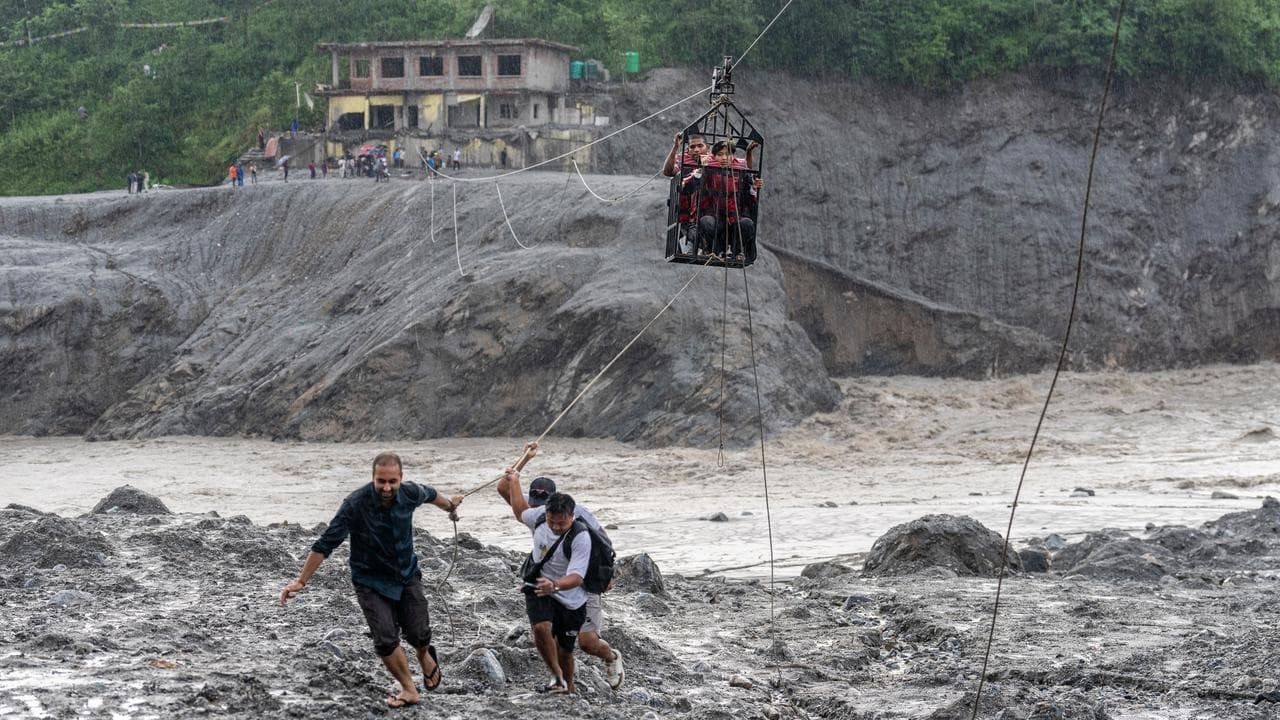 Nepal rescue hopes dim as death toll passes 1200