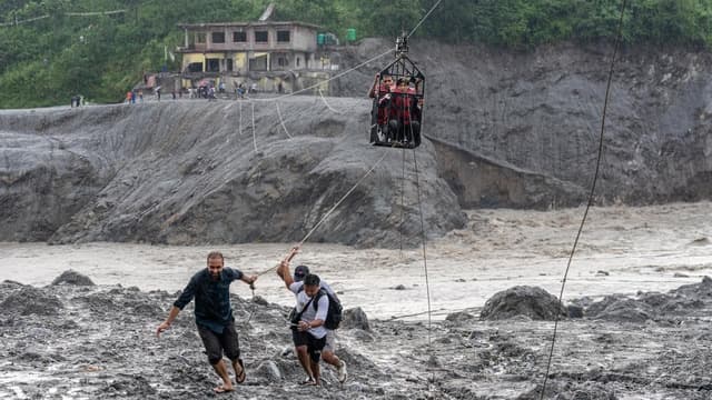 Nepal rescue hopes dim as death toll passes 1200
