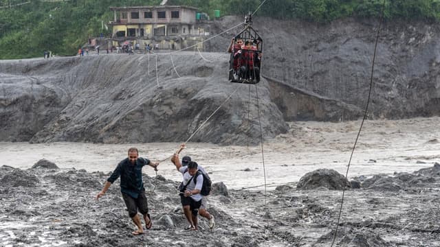 Nepal survivors' fresh test as men pulled from tunnel