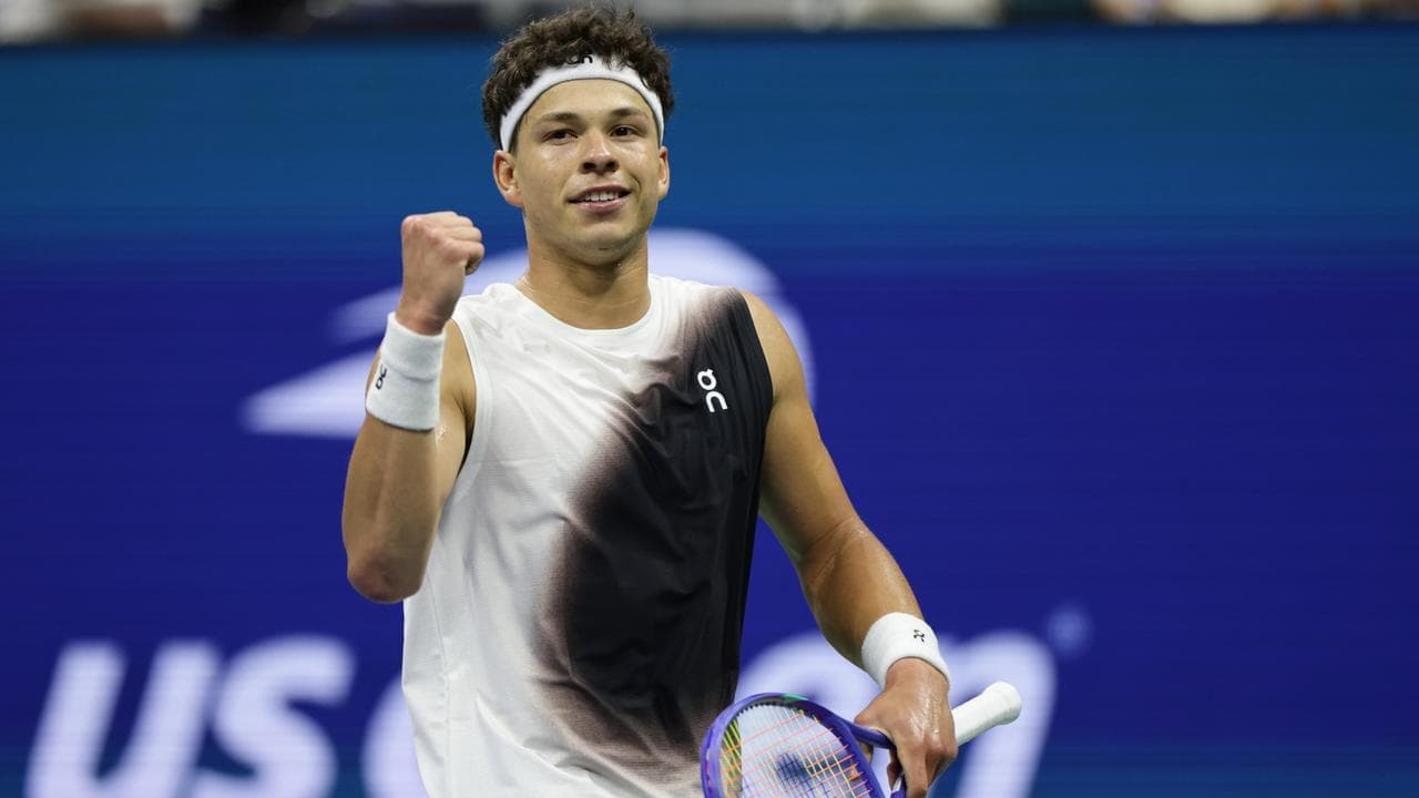 Local hope, defending champ reach US Open fourth round