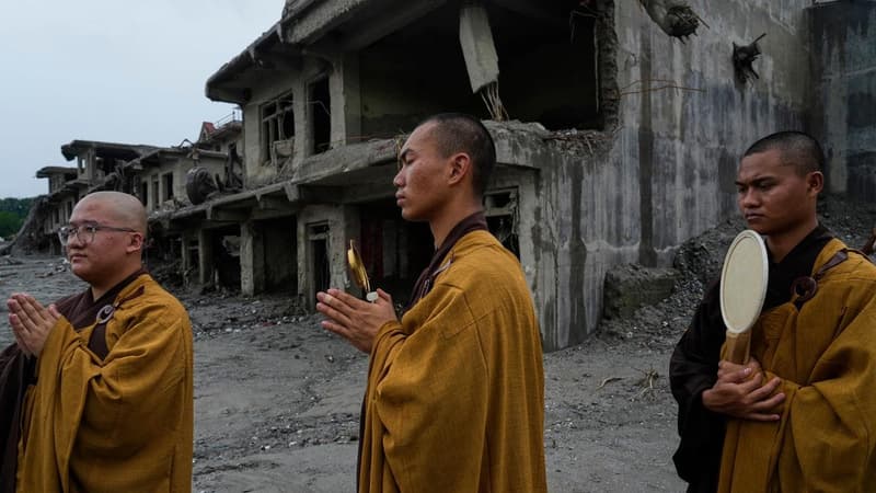 Nepal holds day of mourning as floods kill nearly 1400