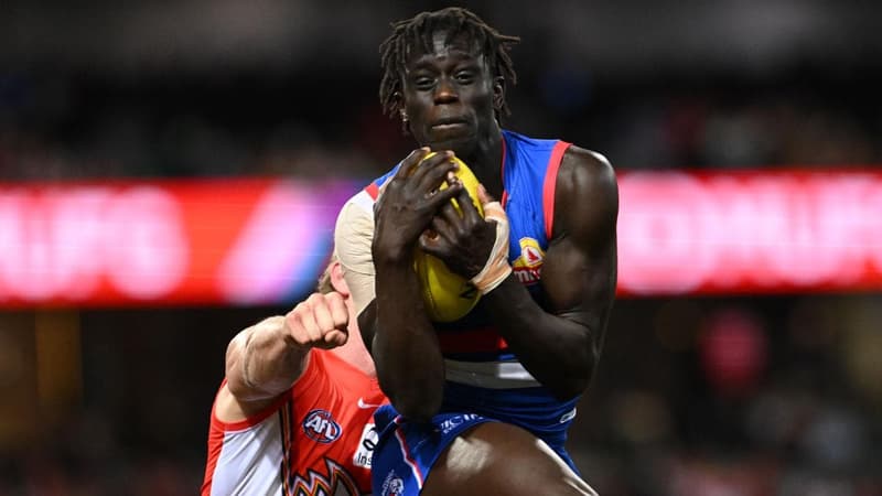 Defender gives Carlton the blues as he stays a Bulldog
