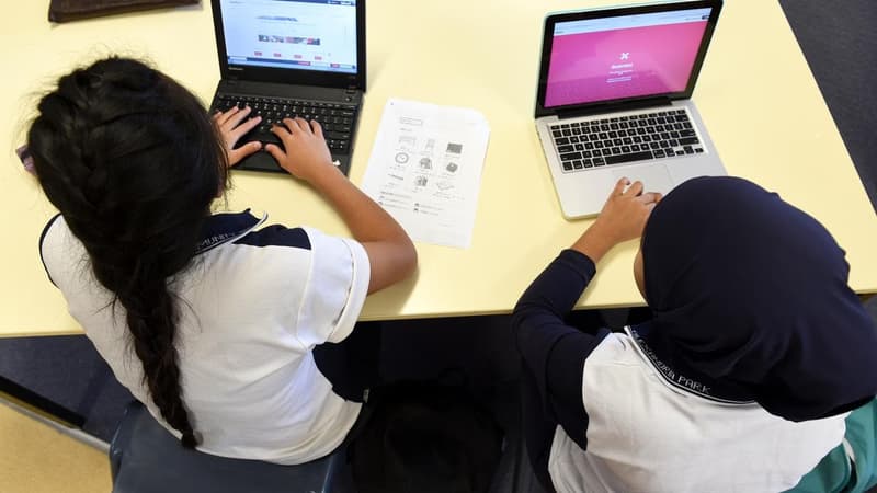 School screen time capped as students go back to basics
