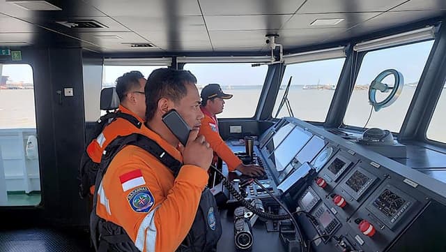 Six dead, 130 missing after Indonesian ferry 'flips'