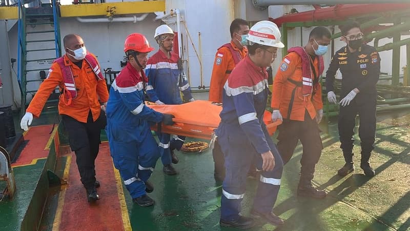 Rough seas hinder search after Indonesia ferry capsizes