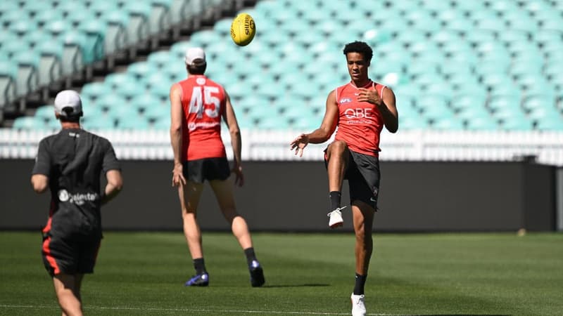 Tight fit for forward-thinking Swans in Dockers duel