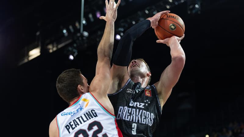 Breakers cruise past Hawks to open NBL campaign