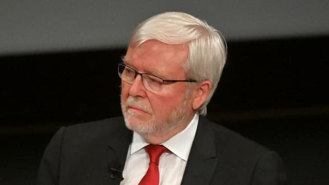 'They're all pushing for it': ex-PM's social ban praise