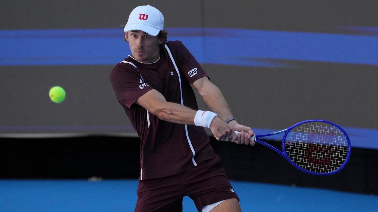 De Minaur glides into second round in Beijing