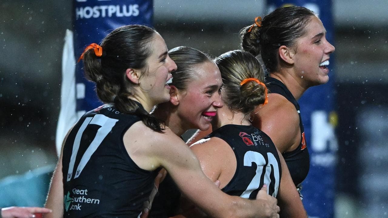 Blues beat torrid conditions as Hawks' AFLW woes worsen