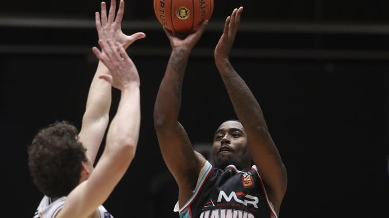 Hawks hammer 36ers in NBL boilover