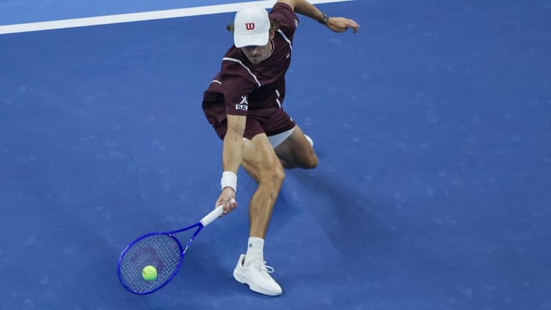 De Minaur battles hard to advance at Shanghai Masters