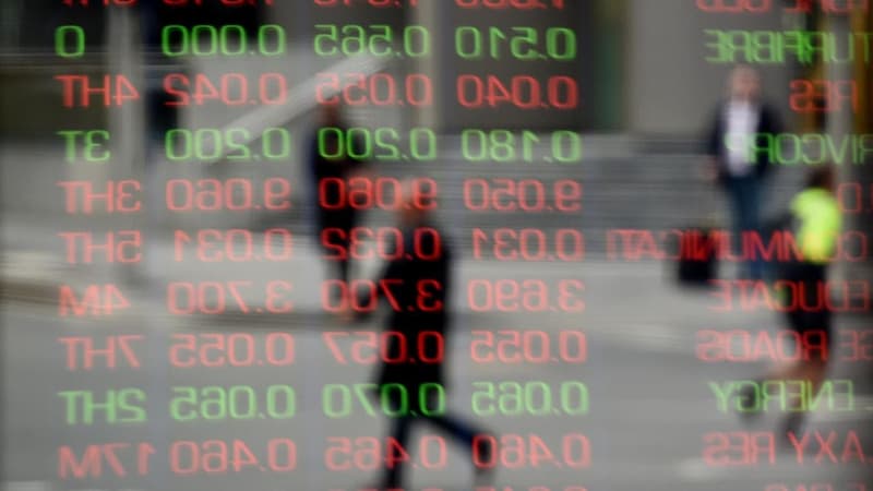 Aussie shares pare early losses, mining and tech drop