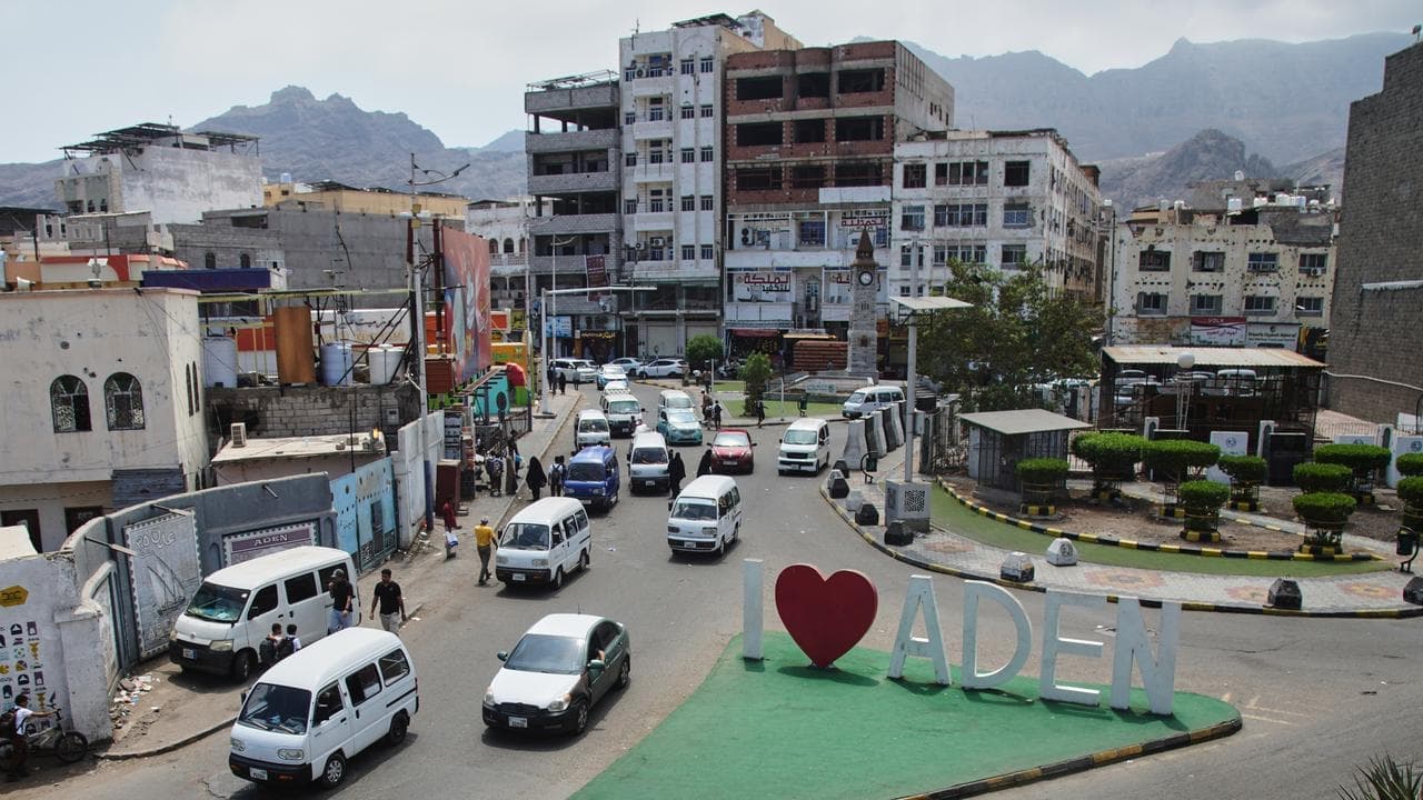 Yemeni Houthi rebels hit presidential palace in Aden