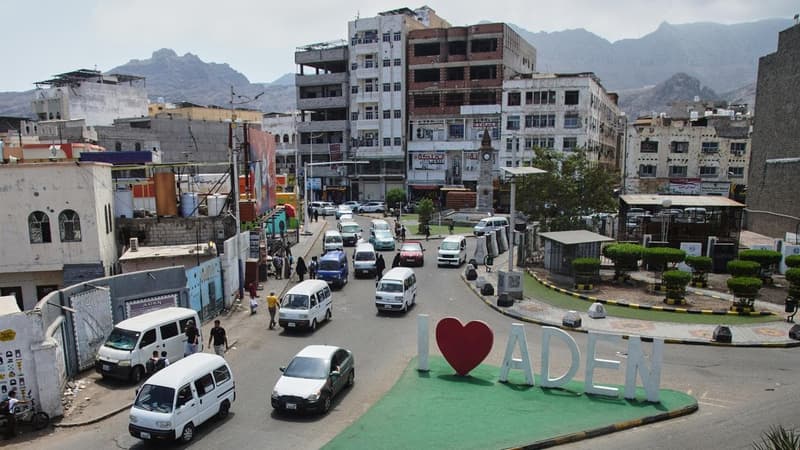 Yemeni Houthi rebels hit presidential palace in Aden