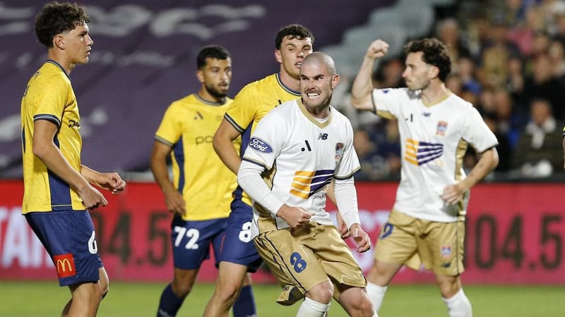 Mariners held, coach gives 'pass mark' against rivals