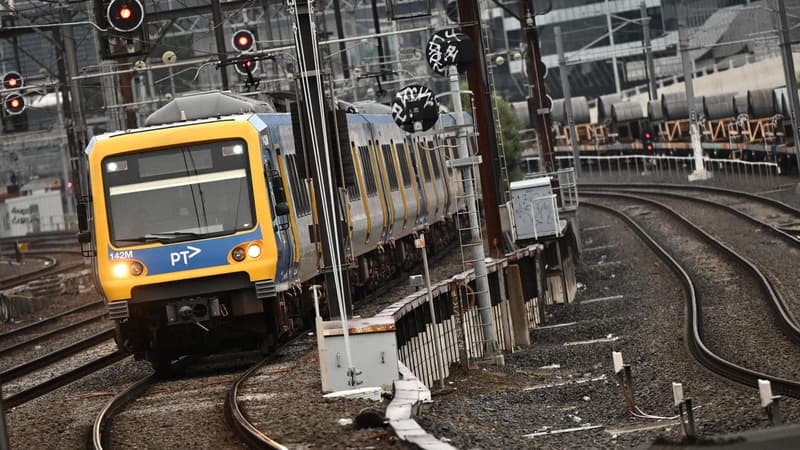 Public transport fares capped in election promise