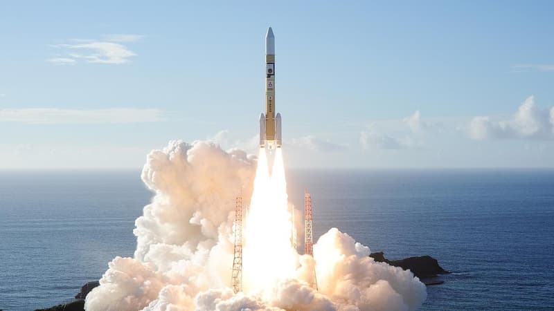 Japan launches spacecraft to mysterious moons of Mars