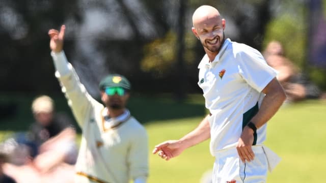 Bell strikes late to give Tasmania edge against Vics
