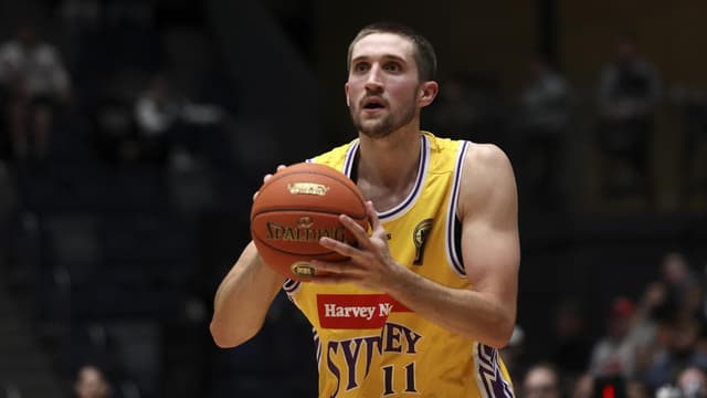 Kings import shines as Sydney demolish Hawks in NBL