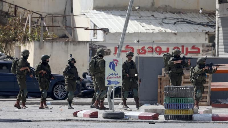 Palestinian gunmen kill two Israeli soldiers in Hebron