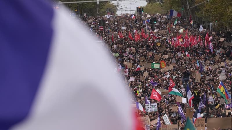 Police, protesters clash in France after 400,000 rally