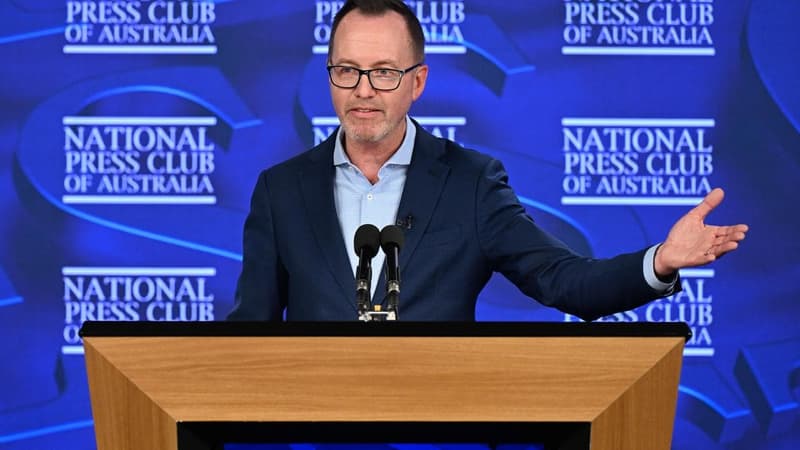 Greens chief scolds senator for defence on social media